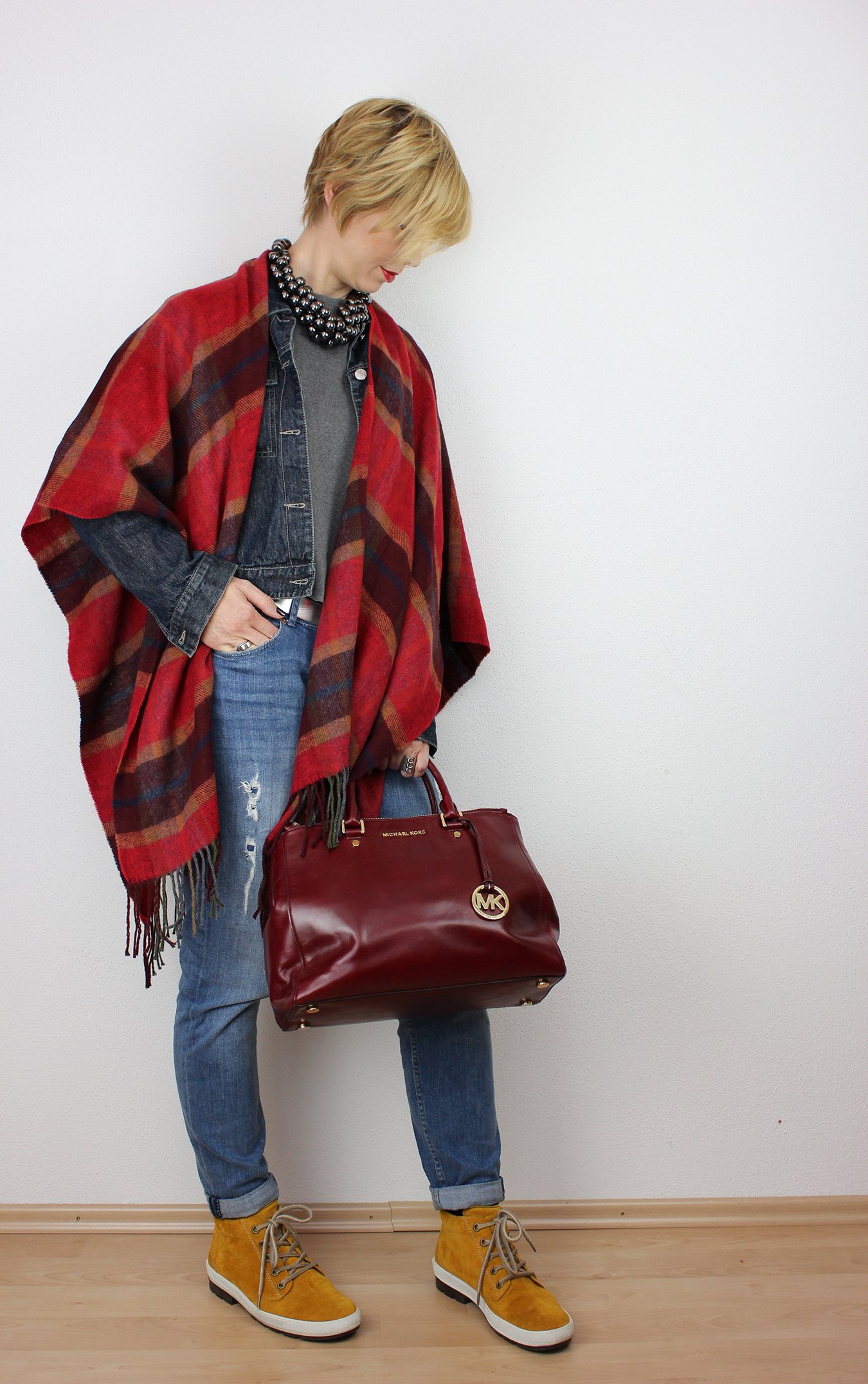 IMG_3193a_OversizedScarf_BoyfriendJeans_Cape_rot_senfgelb_MichaelKors