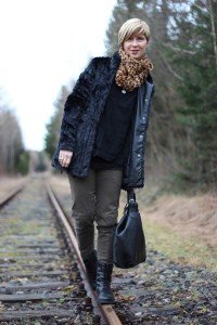 IMG_8111a_Khaki_Zipfelpulli_Oversized_schwarz_Fakefur_Mango_Only_casual_laessig