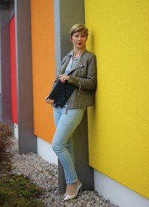 IMG_1796a_MrsHugs_Lederjacke_hellblau_Conny_AHemadundaHos_Metallic_Pumps