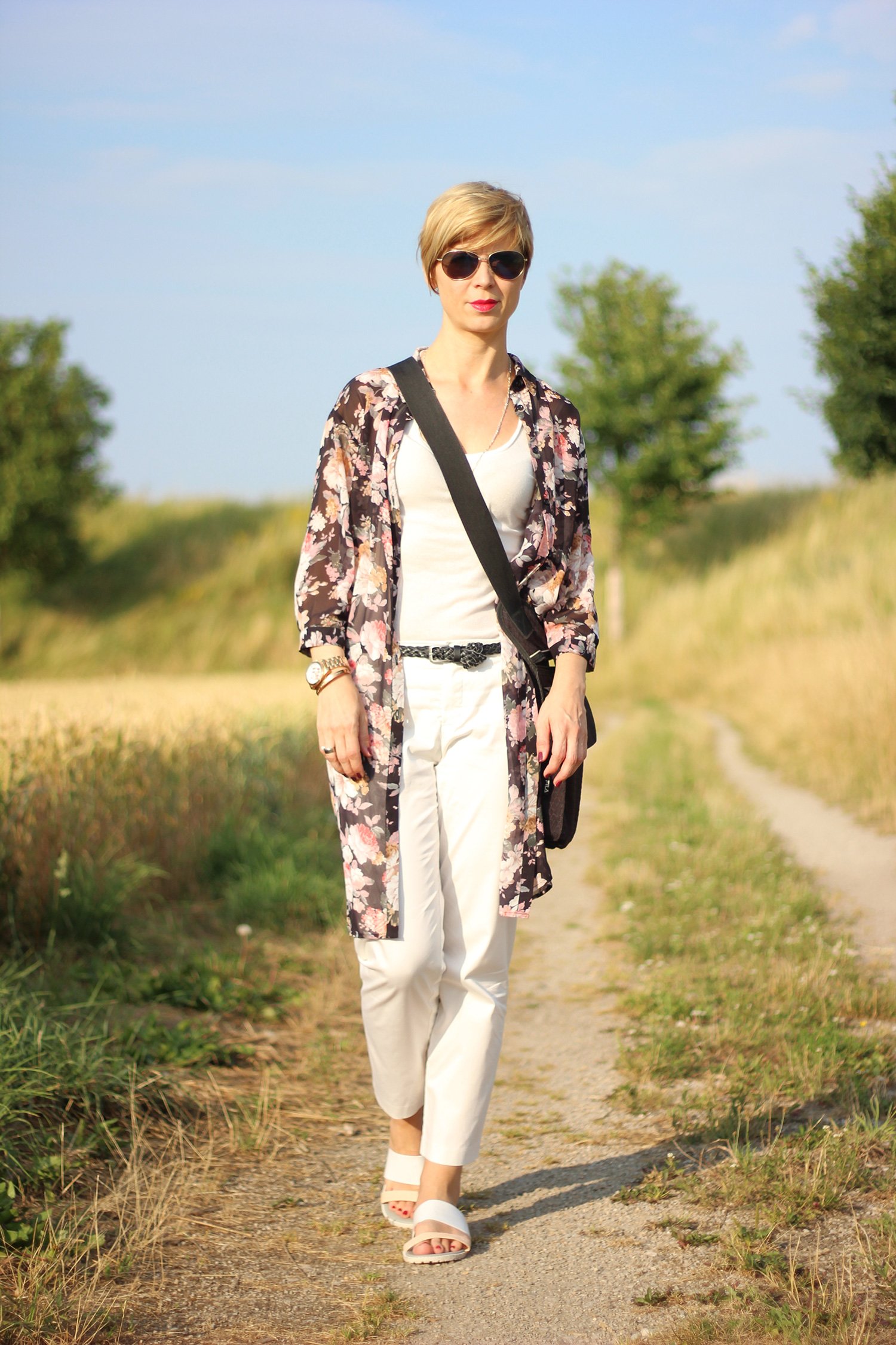 IMG_7962aLongbluse_Blumen_flowers_weisseHose_whitepants_oui_top_summer_fashion_aheamdundahos_conny_crossbodybag