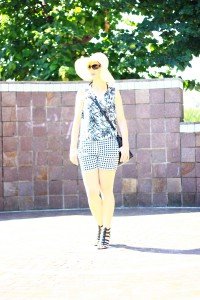 IMG_1079a_HallhuberShorts_schwarzweiß_VeroModa_Top_Kariert_Blumenprint_Sommer_Conny_AHemadundaHos_fashionover40