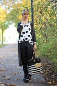 IMG_4655a_Longcardigan_Vila_Lederhose_Oakwood_Sneaker_Punktebluse_Asos_ConnyDoll_AHemadundahos_Adidas_Sneaker