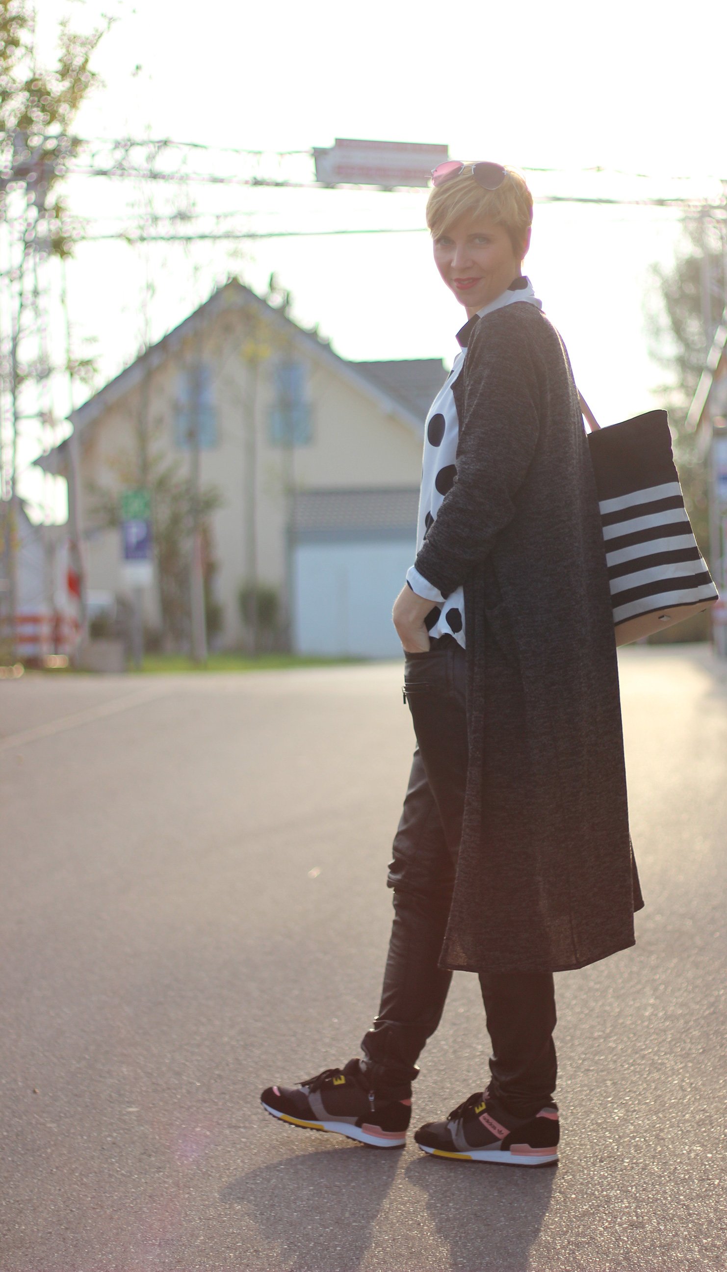 IMG_4681a_Longcardigan_Vila_Lederhose_Oakwood_Sneaker_Punktebluse_Asos_ConnyDoll_AHemadundahos_Adidas_Sneaker