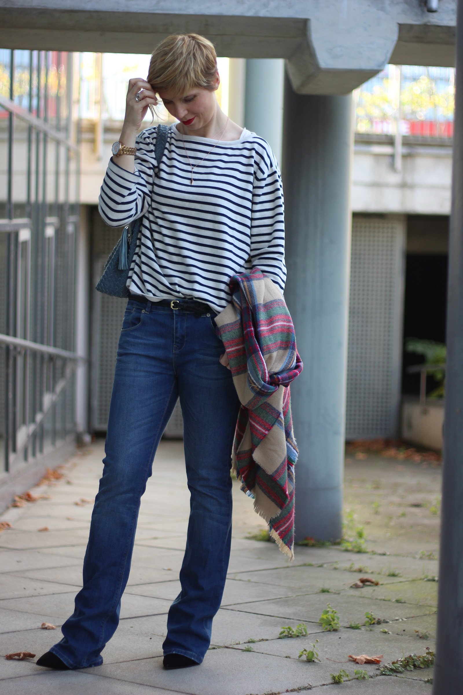 IMG_5639a_NeyoStreifenpullover_Asos_RoterMantel_Schlagjeans_Boots_blaueTasche