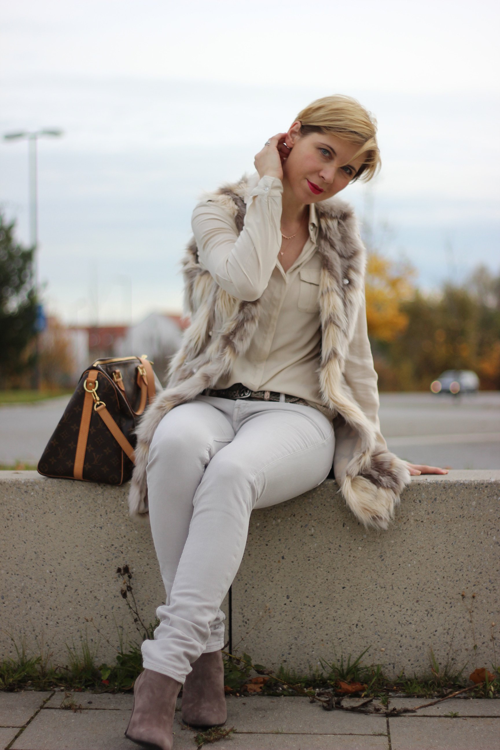 IMG_7053a_Kennel&Schmenger_Ankleboots_FakeFur_Weste_ConnyDoll_Beige_Grau_AllSaints_Jeans_MarcopoloBluse_LouisVuitton_Stella&Dot_Speedy40_ReptilesHouse_AHemadundahos