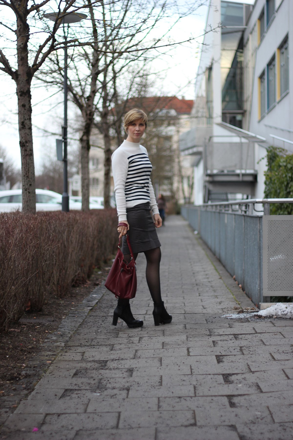 Streifenpullover, Bleistiftrock - Outfit casualchic