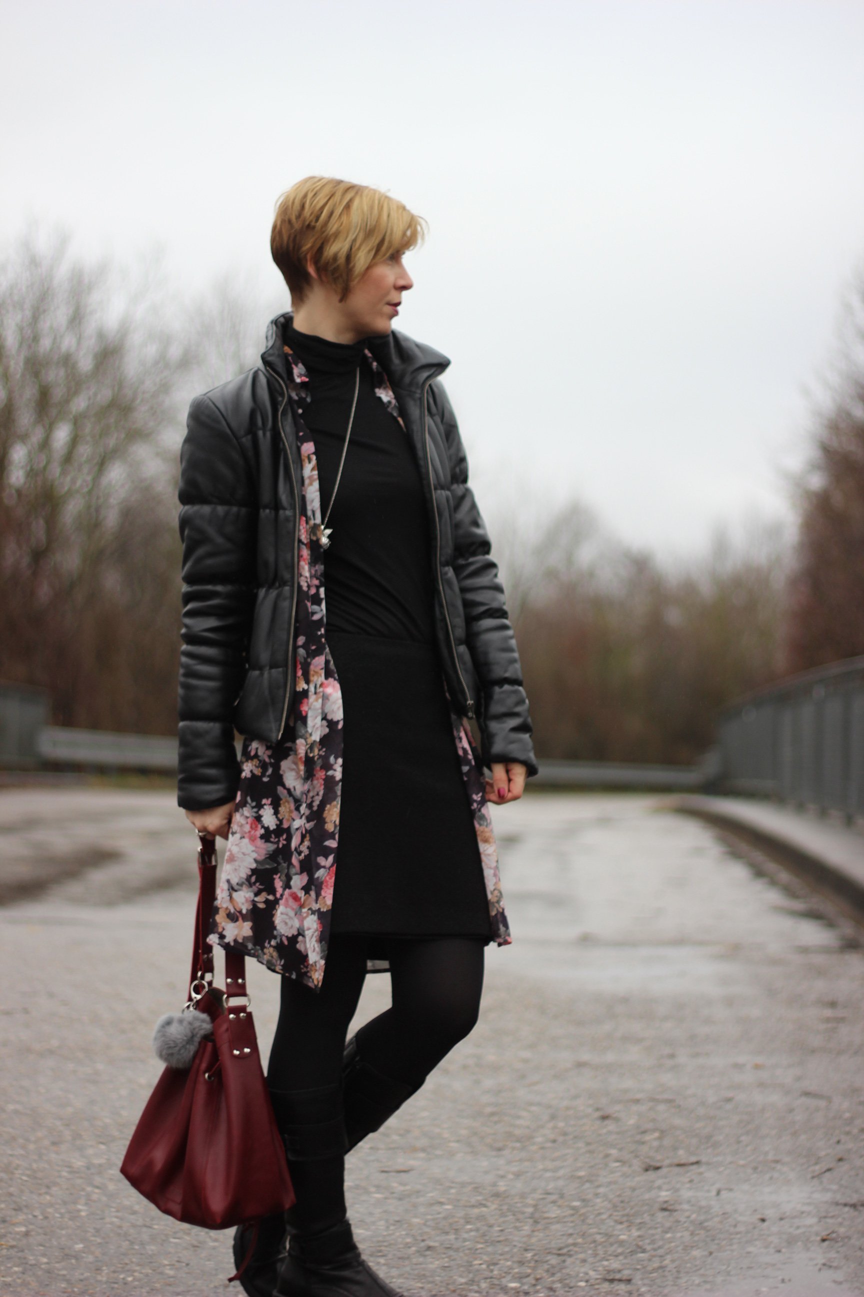 ganz in Schwarz, Wollrock von Hallhuber, Lederjacke Vero Moda und Longbluse Only