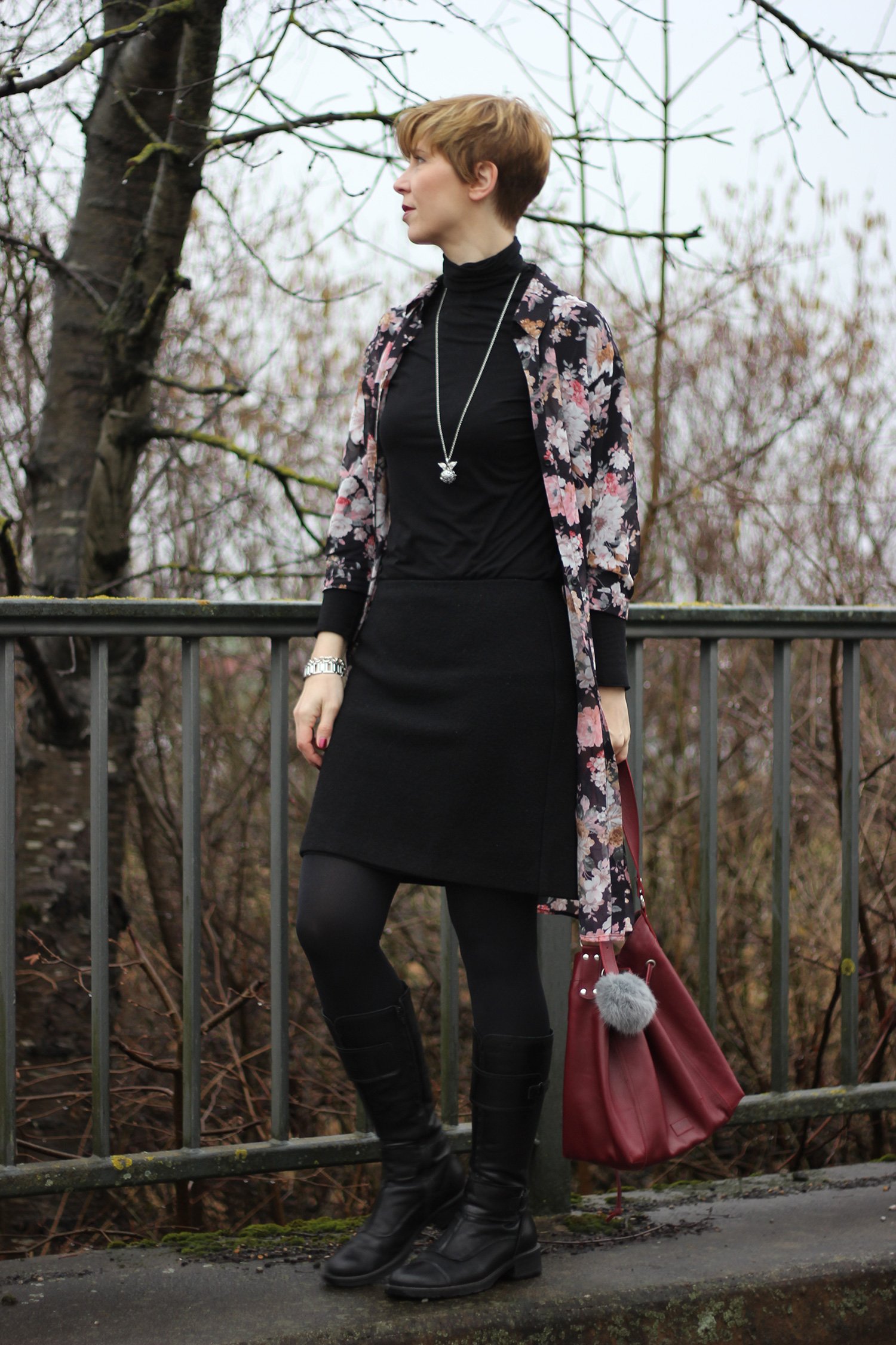 Conny ganz in Schwarz mit Longbluse im Blumenprint - Wollrock und Rolli