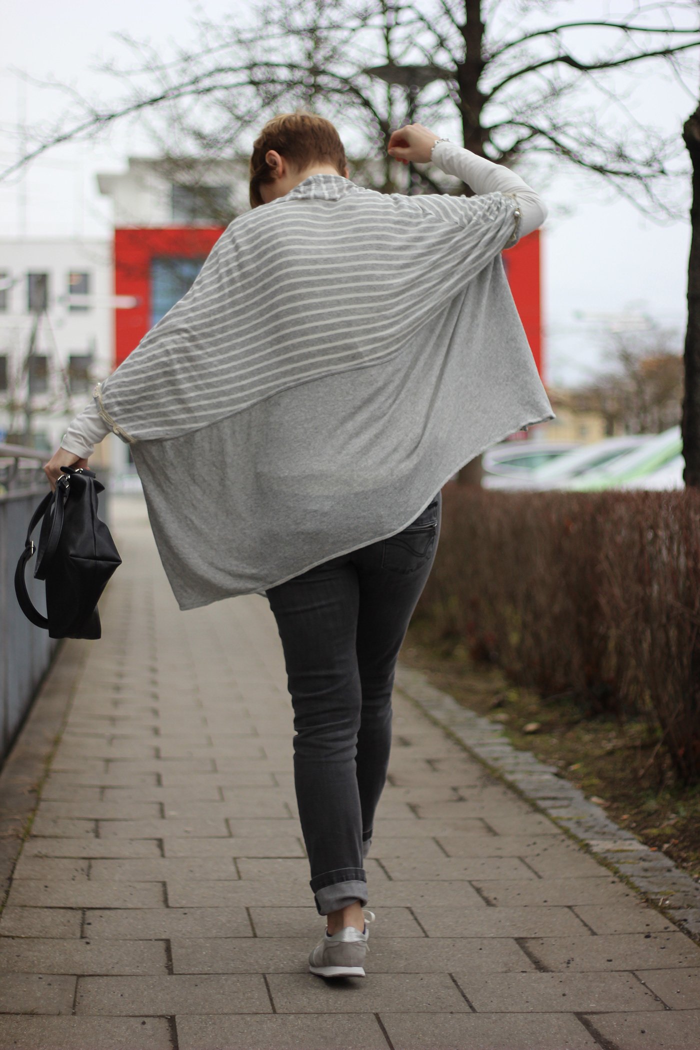 Cardigan, grau-weiß, elisa cavaletti, connydoll, graue Jeans, graue Sneaker, casual