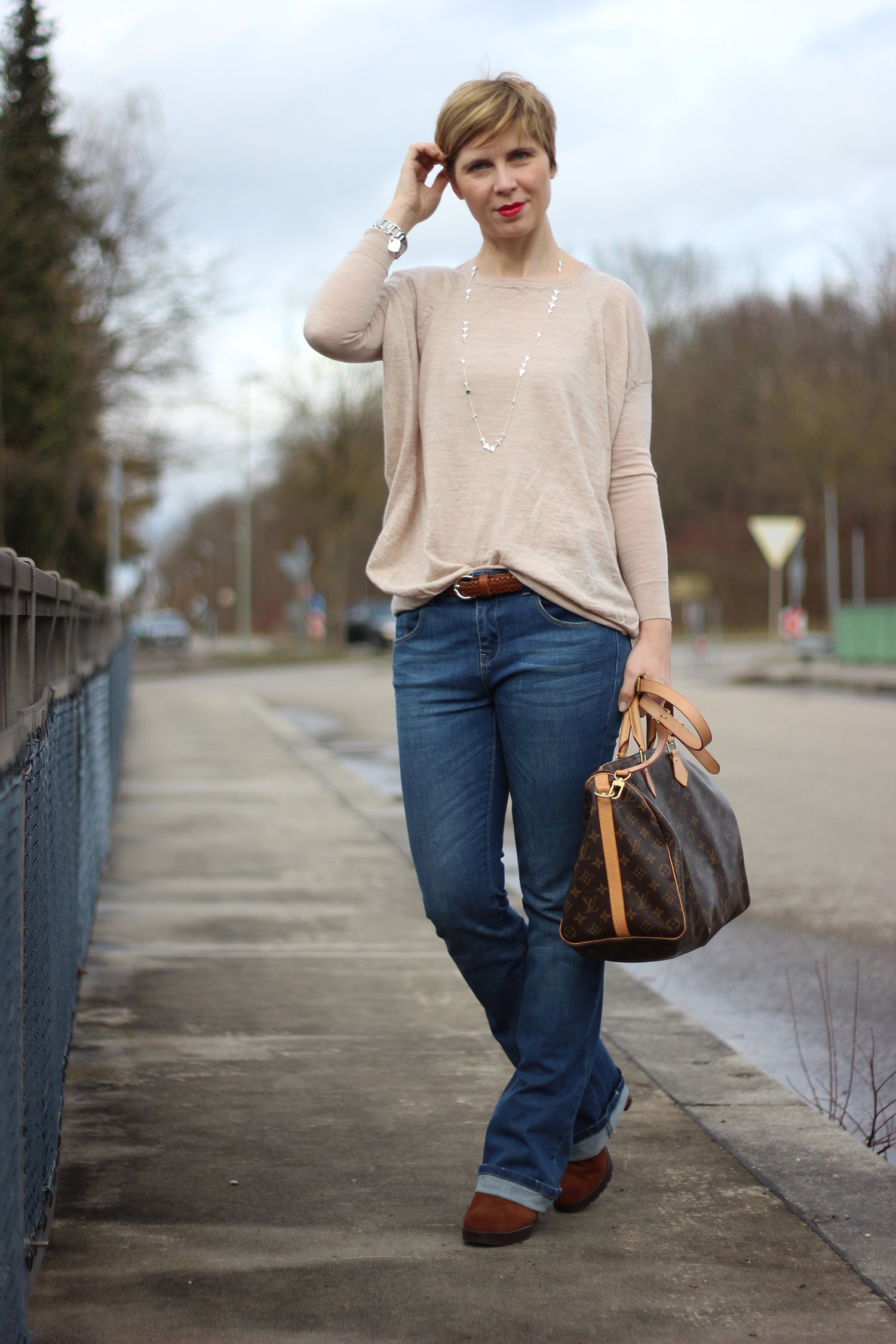 Schlaghosen, Trenchcoat, blau und beige, nasse Straße