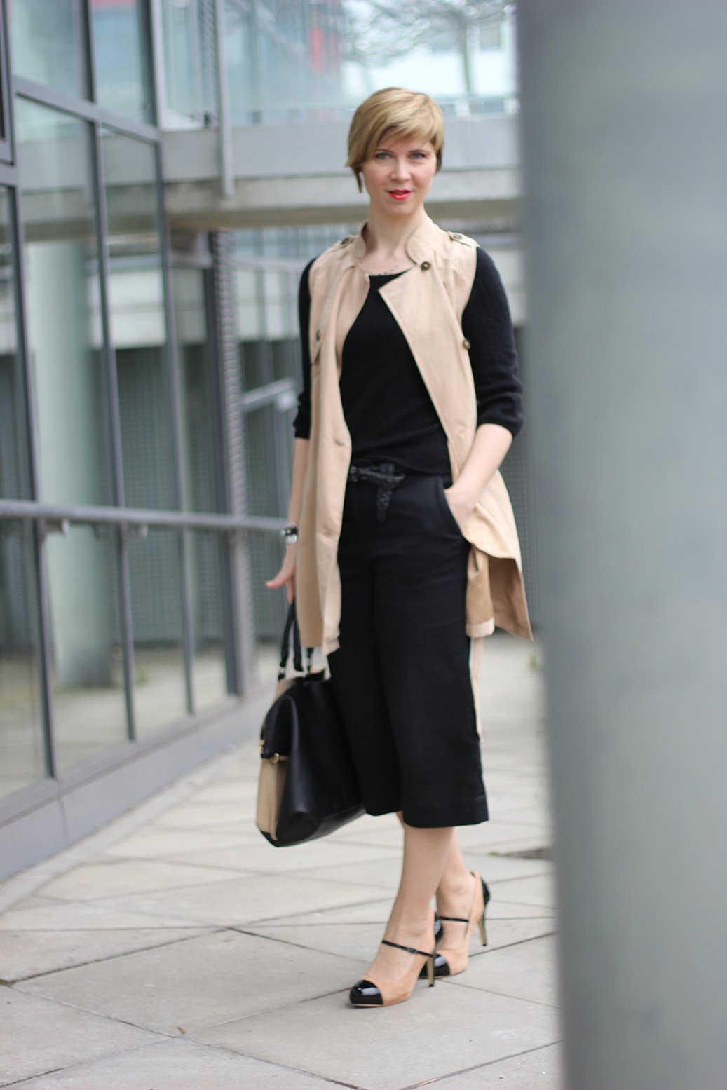 Ganz in Schwarz, Culotte, Pumps, Kaschmirpullover,