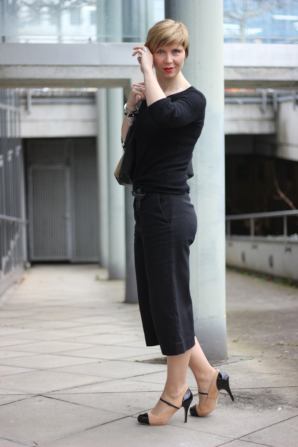 Ganz in Schwarz, Culotte, Pumps, Kaschmirpullover,