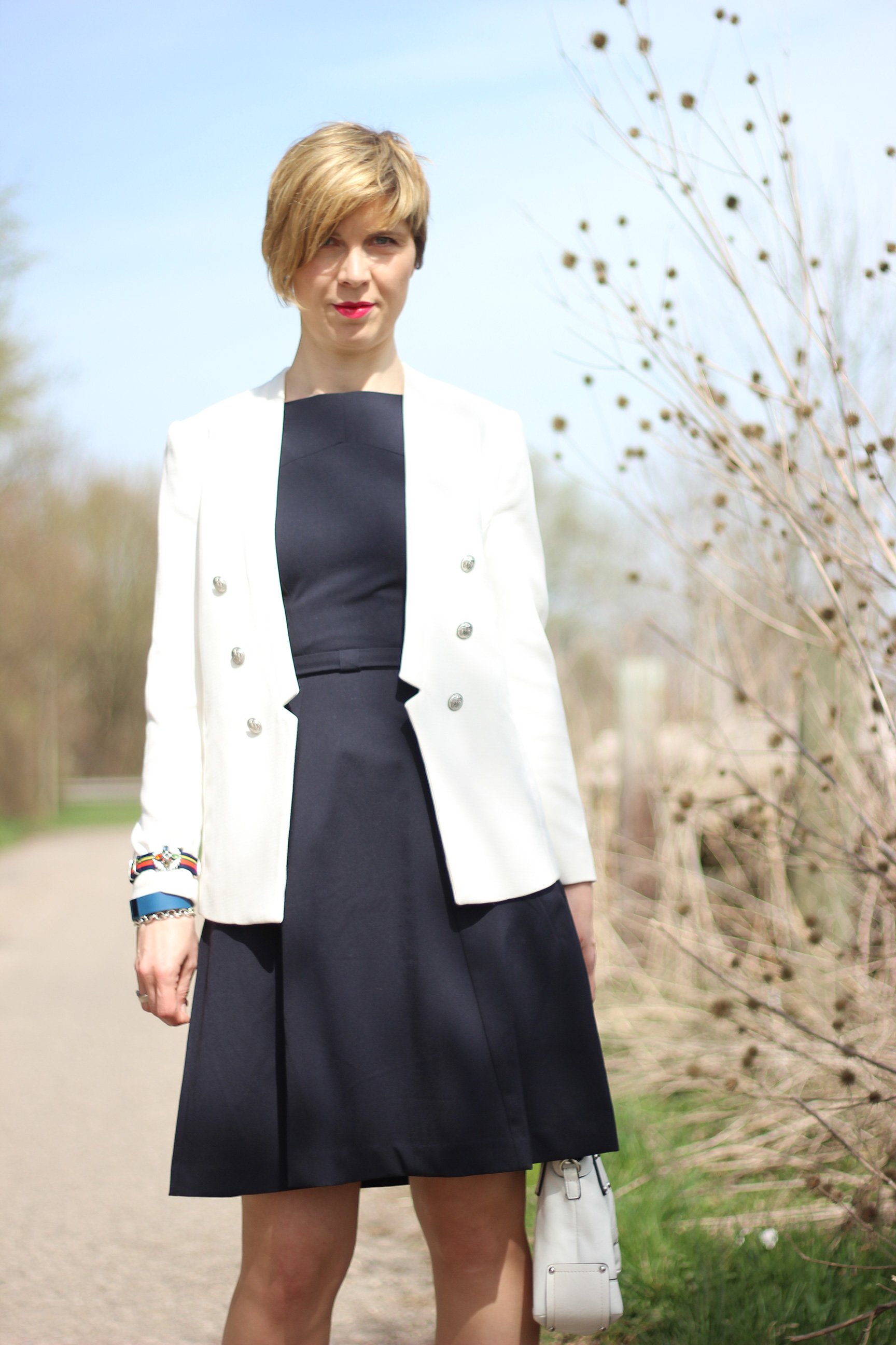 dunkelblaues Kleid, weißer Blazer, Hilfiger pumps, Kommunion, Styling