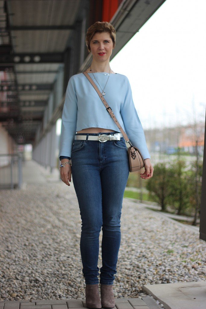 Bauchfrei, Highwaist-Jeans, hellblau, Lederjacke, Stiefeletten