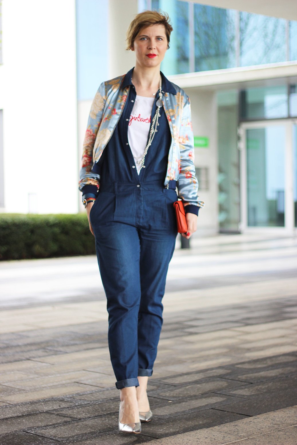 Denim-Jumpsuit, blau mit metallic Heels und Blouson von Zara