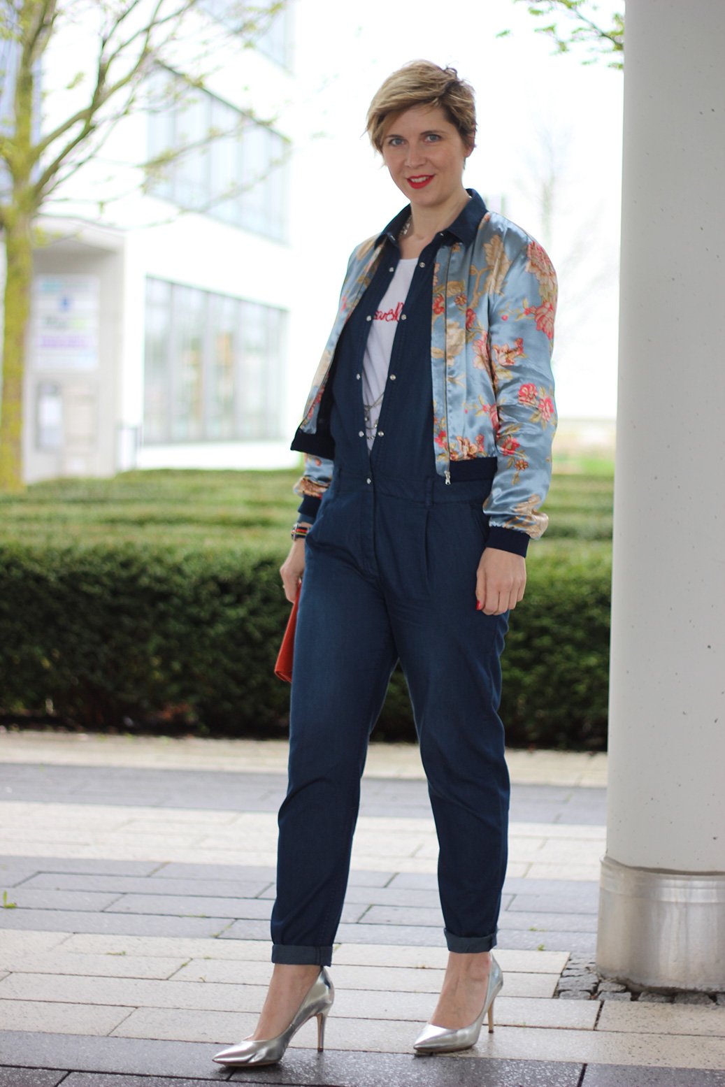 Denim-Jumpsuit, blau mit metallic Heels und Blouson von Zara