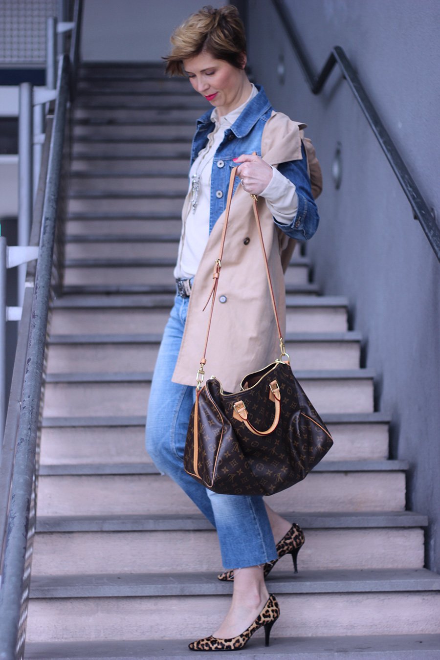 Denim, Trenchweste, ärmelloser Trench, denim allover, Jeansjacke, Leomuster, Pumps, Louis Vuitton, Michaelkors