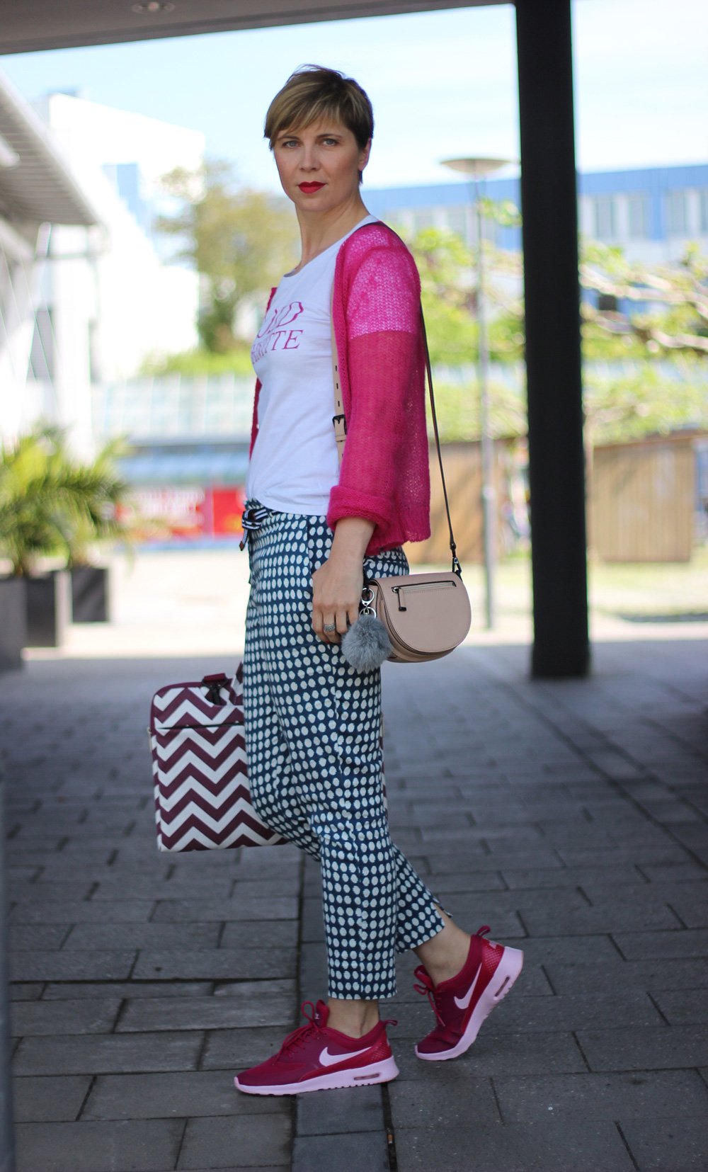 Pink, Blau, Reiseoutfit, Cardigan, Schumacher, Nike Air, Laptoptasche, Mosiso, Rebecca Minkoff, Goldschnitte, Conny Doll,