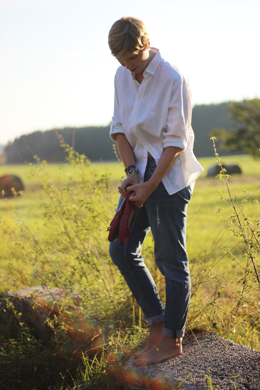 Jeans und weiße Bluse, Conny Doll, rote Ballerina, Lady.Bloggers, Boyfriend, Denim, Casual