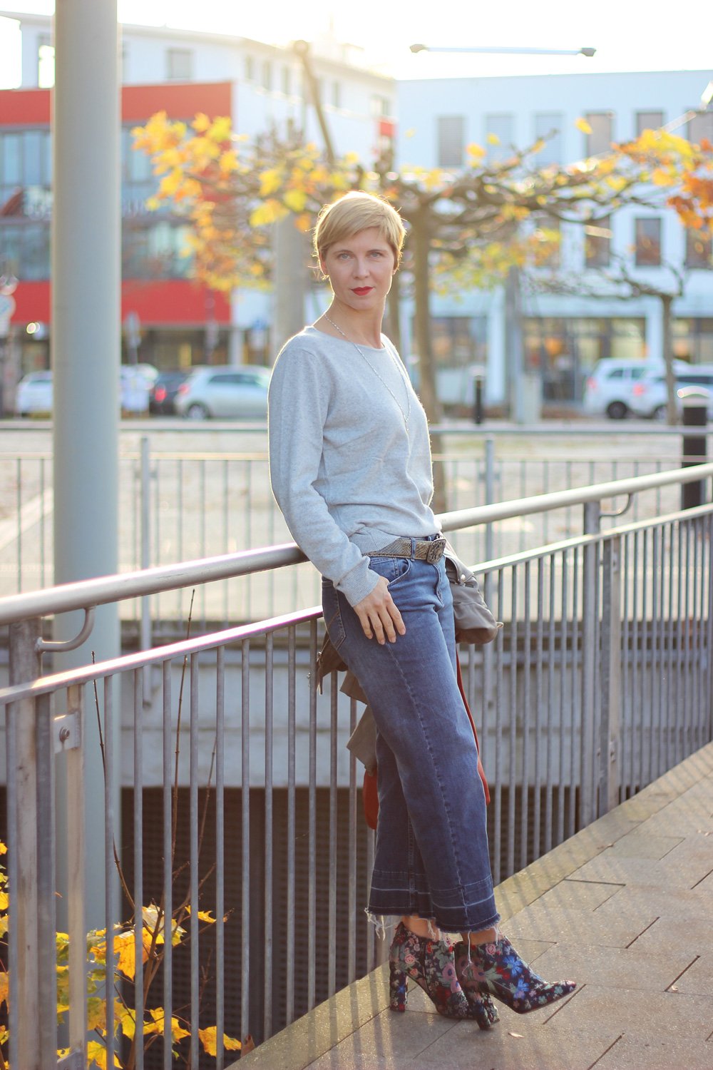 lässige Eleganz, Tchibo, Conny Doll, roter Mantel, Strick, leichter Strickpullover, grau, casual, Herbstlook, cropped Jeans, Booties