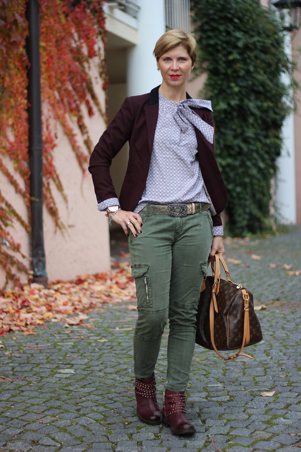 lässige Eleganz, Tchibo, Conny Doll, Herbstlook, Cargohose, Burgunder, Booties, Schluppenbluse