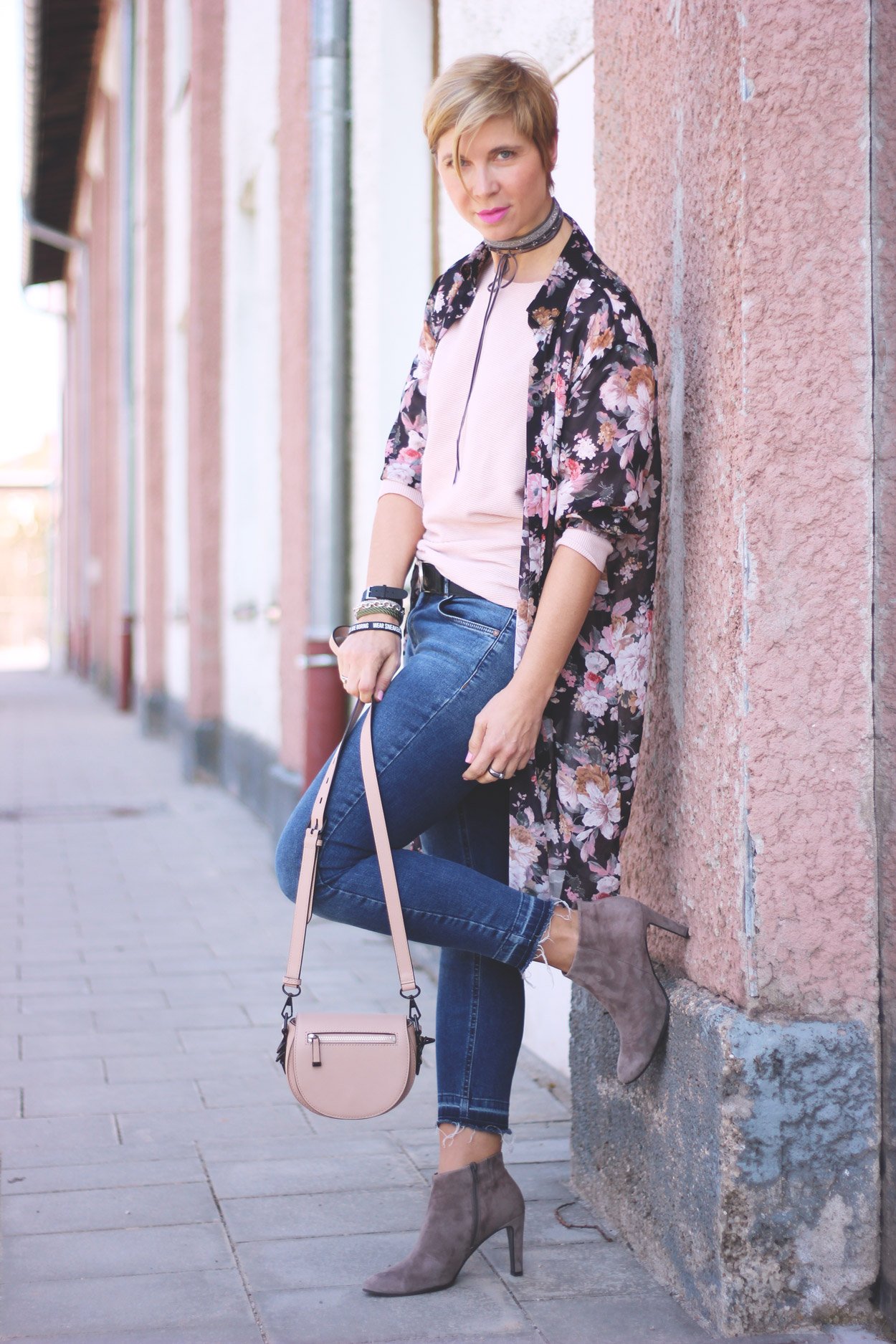 Schwarz und Rosa, Longbluse, Blumen, Blümchen, Lederjacke, 7/8-Jeans, Rose, casual, Daytime, Alltagslook, Conny Doll