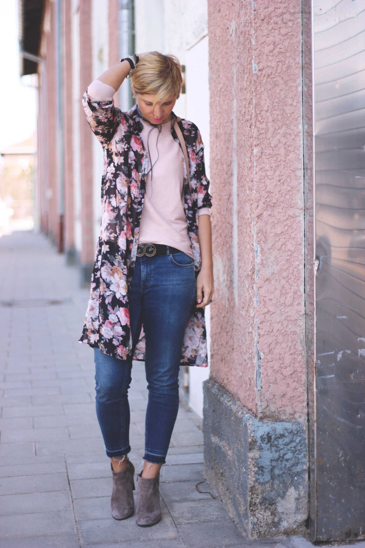 Schwarz und Rosa, Longbluse, Blumen, Blümchen, Lederjacke, 7/8-Jeans, Rose, casual, Daytime, Alltagslook, Conny Doll