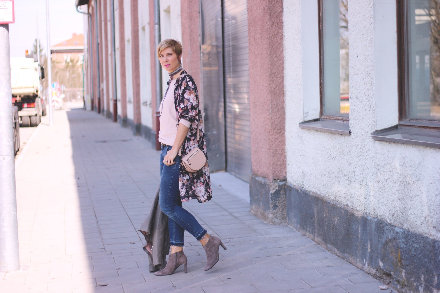 Schwarz und Rosa, Longbluse, Blumen, Blümchen, Lederjacke, 7/8-Jeans, Rose, casual, Daytime, Alltagslook, Conny Doll