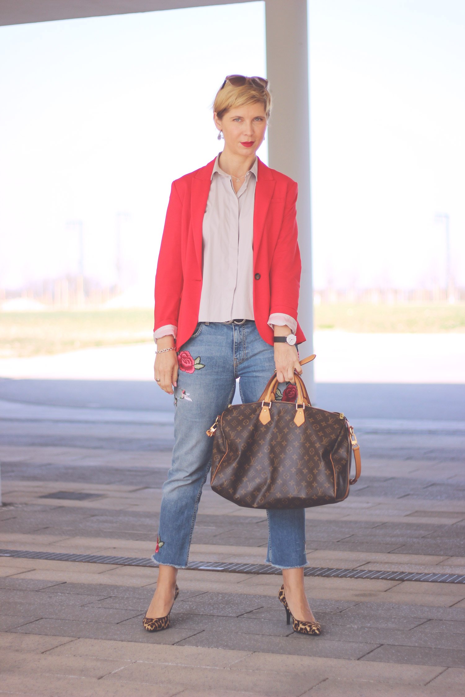 Blazer-Phase, bestickte Jeans, Eterna-Bluse, Trench-Coat, Leopumps,