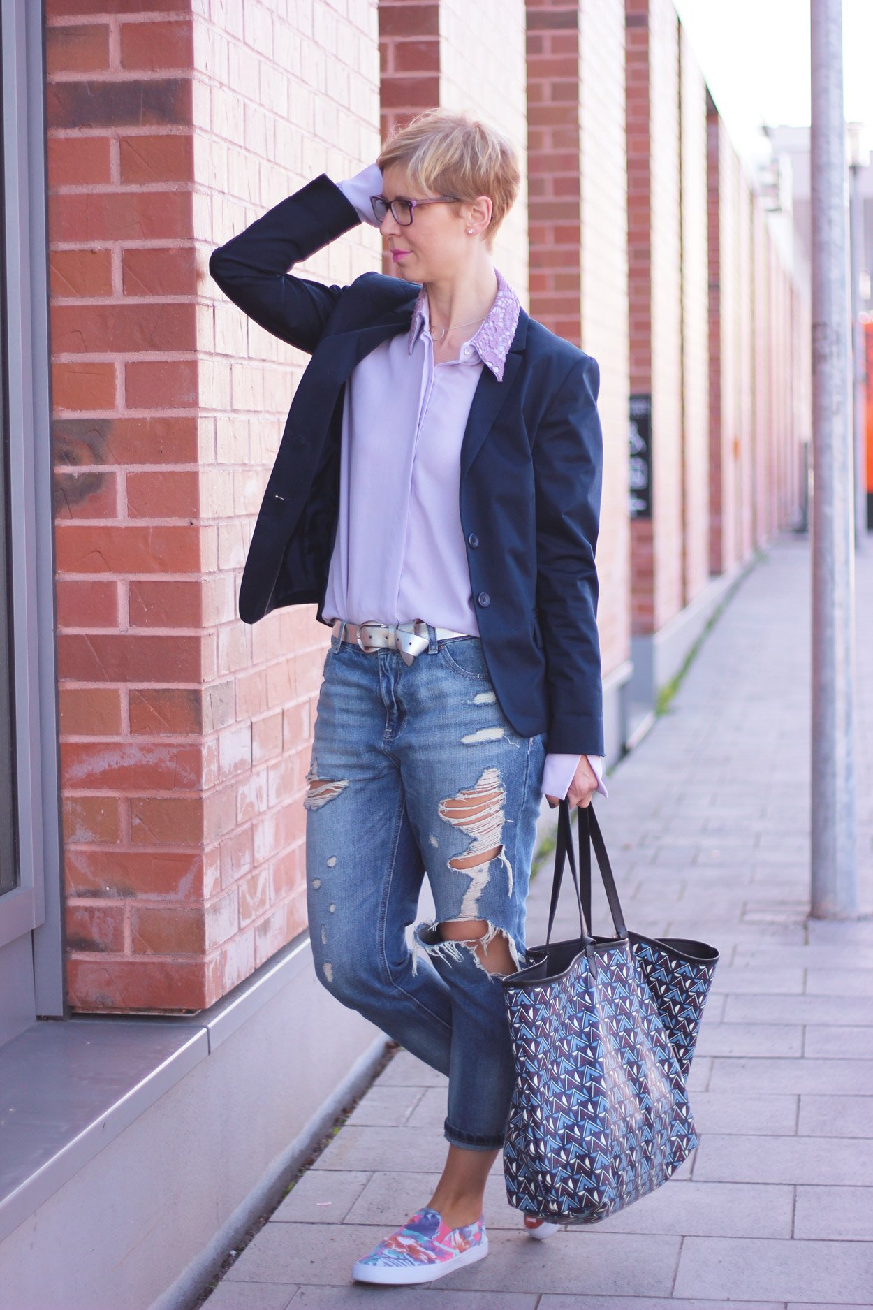 destroyed Boyfriend, Seidenbluse, Stickerei am Kragen, blauer Blazer, Frühlingslook, zerrissen, Denim, Sneaker