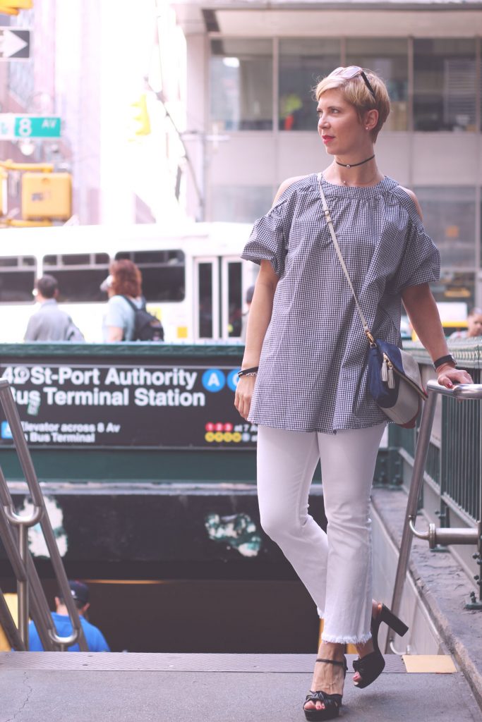 New Yorker Streetstyle, Vichy karo, Cut out, Schulterfrei, weiße Hose, Port Authority Station, Manhatten