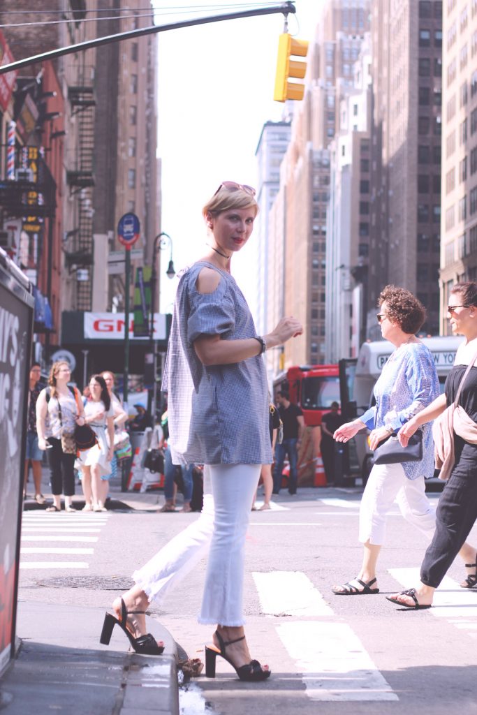 New Yorker Streetstyle, Vichy karo, Cut out, Schulterfrei, weiße Hose, Port Authority Station, Manhatten