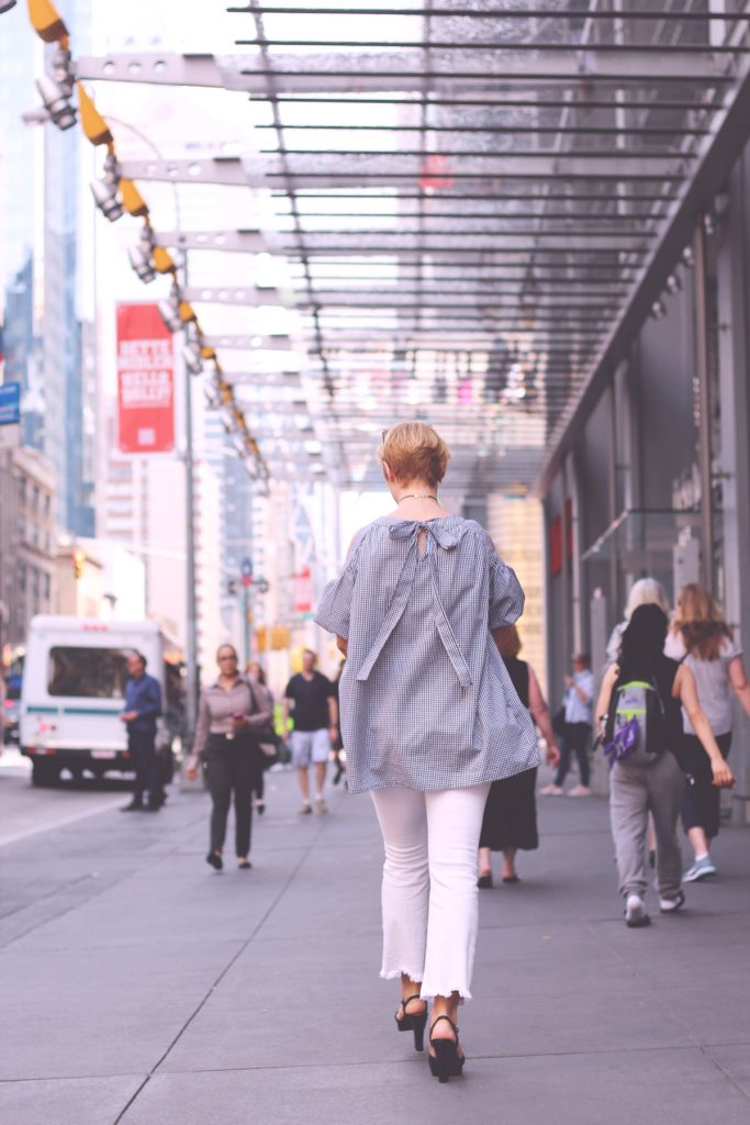 New Yorker Streetstyle, Vichy karo, Cut out, Schulterfrei, weiße Hose, Port Authority Station, Manhatten