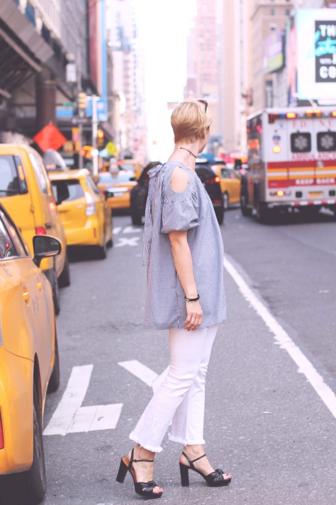 New Yorker Streetstyle, Vichy karo, Cut out, Schulterfrei, weiße Hose, Port Authority Station, Manhatten, yellow cab, nyc taxis