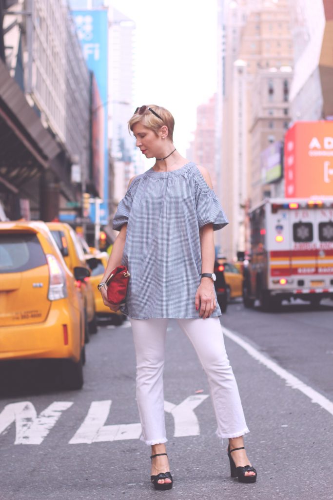 New Yorker Streetstyle, Vichy karo, Cut out, Schulterfrei, weiße Hose, Port Authority Station, Manhatten, yellow cab, nyc taxis