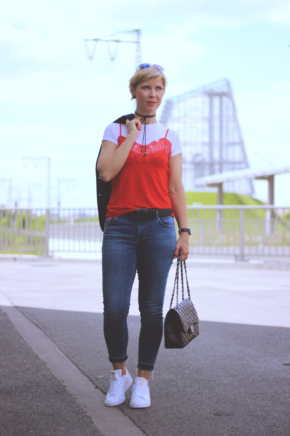 Geschichte über Vertretungslehrkräfte, Grundschule, Outfit Spitzentop über Shirt, Denim, Jeans, Sneaker, casual