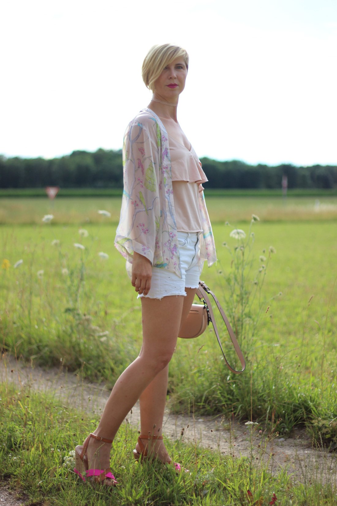 weiße Shorts mit Kimono, Wedges, Sommerlook, rose und pink