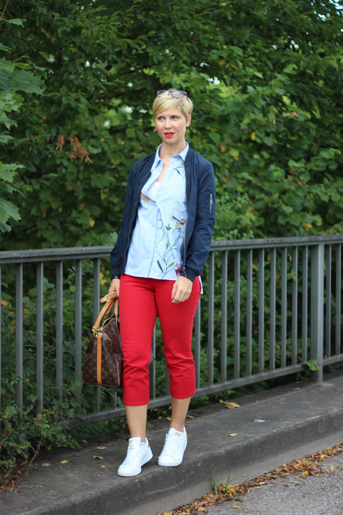 rote Hosen, Escada, gestreifte Bluse, Stickerei, Adidas, Stan Smith, Bomberjacke, Conny Doll