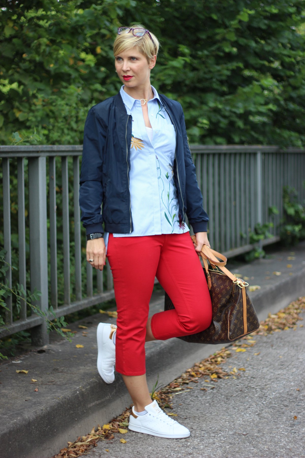 rote Hosen, Escada, gestreifte Bluse, Stickerei, Adidas, Stan Smith, Bomberjacke, Conny Doll