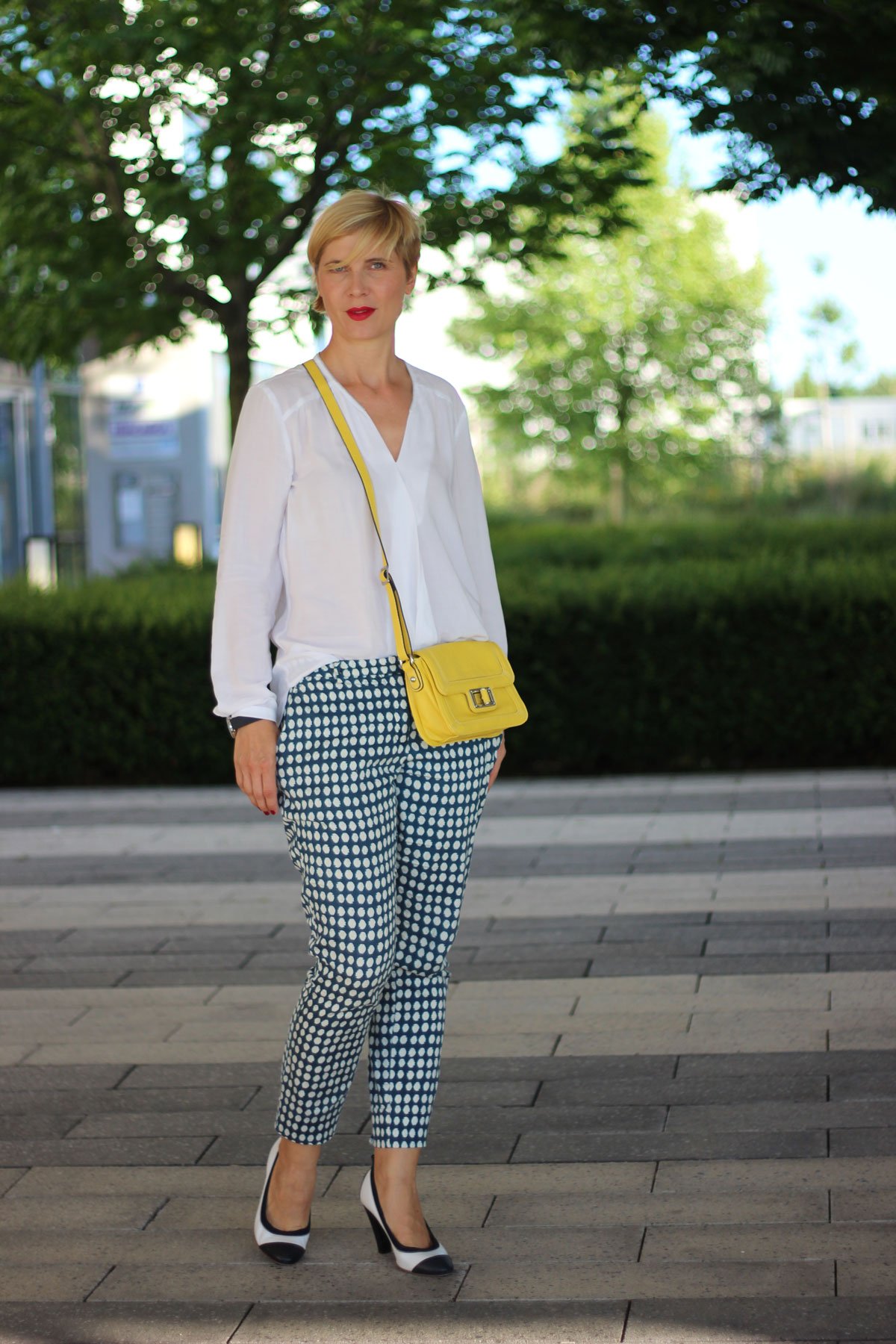 Punktehose, gelbe Tasche, weiße Bluse, Tonifashion, Pumps, Officelook, Sommeroutfit, Sommerreihe