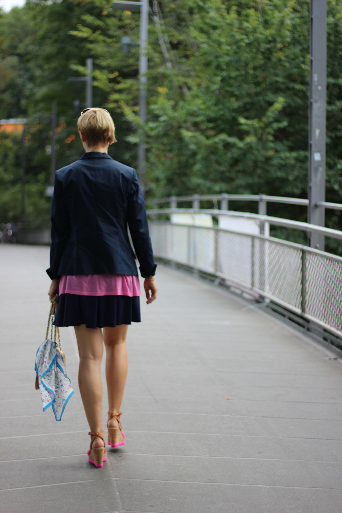 Blau mit Pink, Blazer mit Minirock, Sommerlook, Wedges,