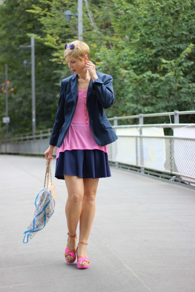 Blau mit Pink, Blazer mit Minirock, Sommerlook, Wedges,