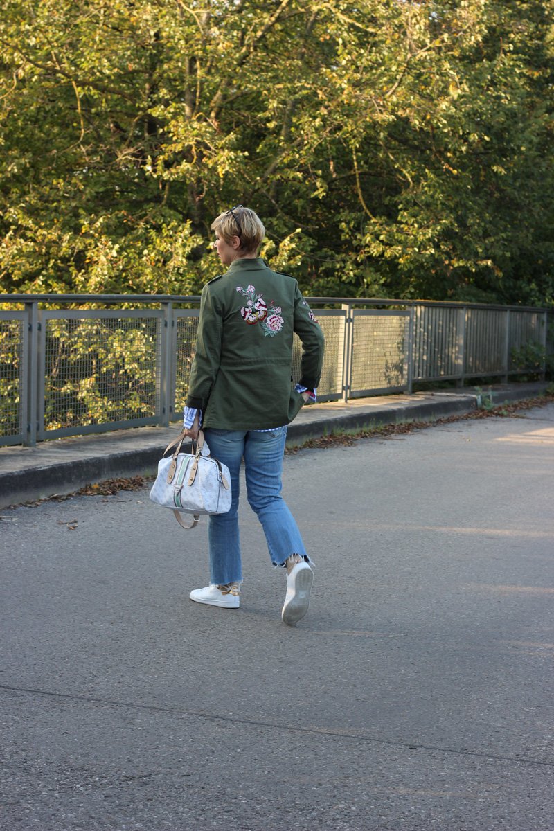 roter Blazer, 7/8-Hose, Jeans, DIY-Denim, gestreifte Bluse, Sneaker,