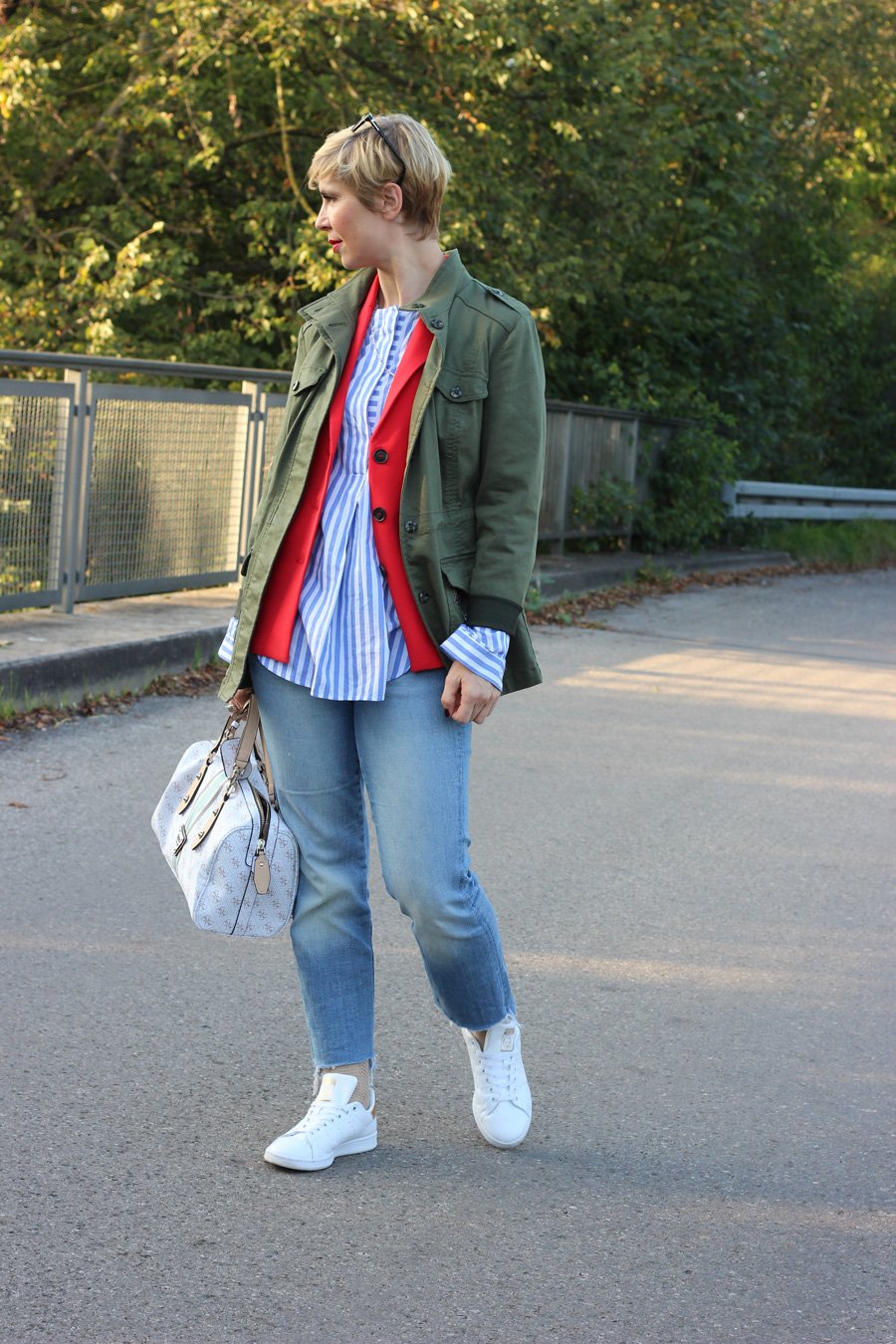 roter Blazer, 7/8-Hose, Jeans, DIY-Denim, gestreifte Bluse, Sneaker,