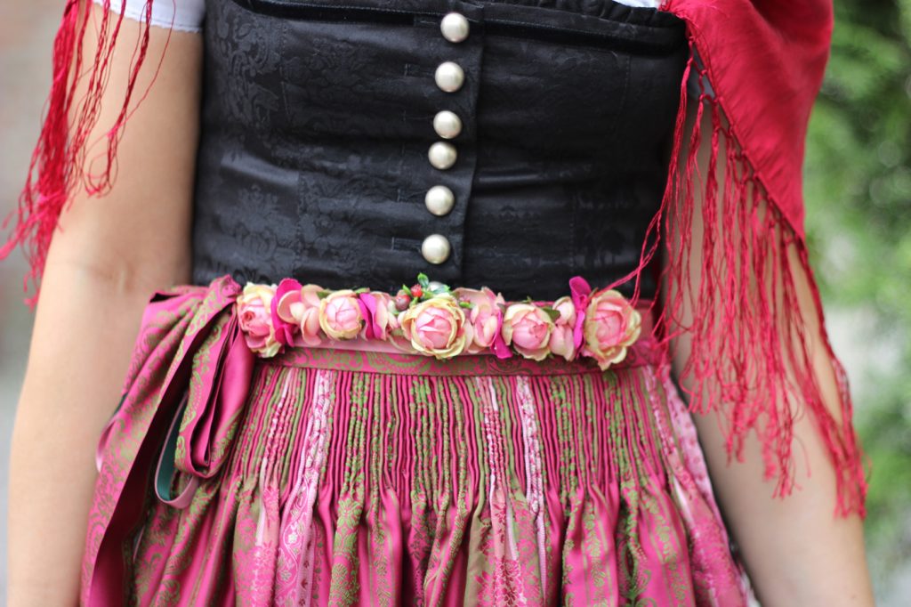 Dirndl aufgemascherlt mit einem Blumengürtel, Karin Kolb, Trachtenmanufaktur, Dirndlschürze, München, Sendlinger Tor, Details