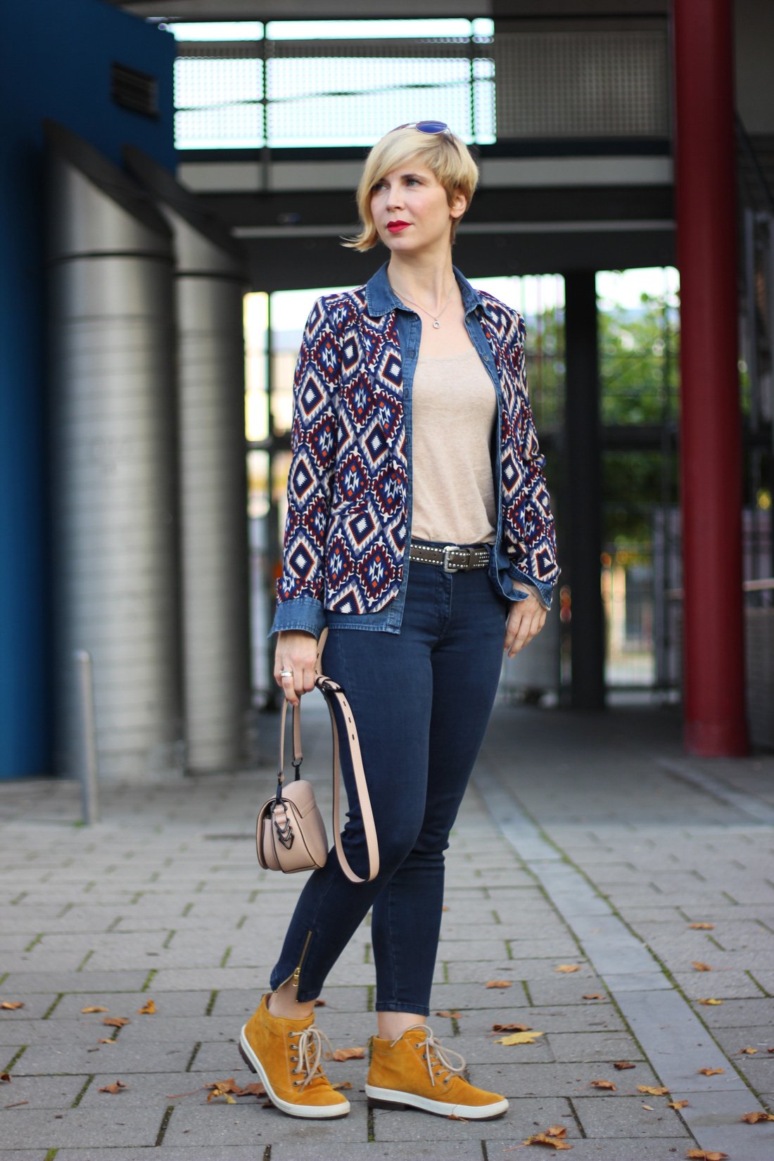 lässiges Jeanshemd mit einem Blazer, Muster, Herbstlook2017, Conny Doll, Munichblogger, 40plus-Blogger, Stylinginspiration