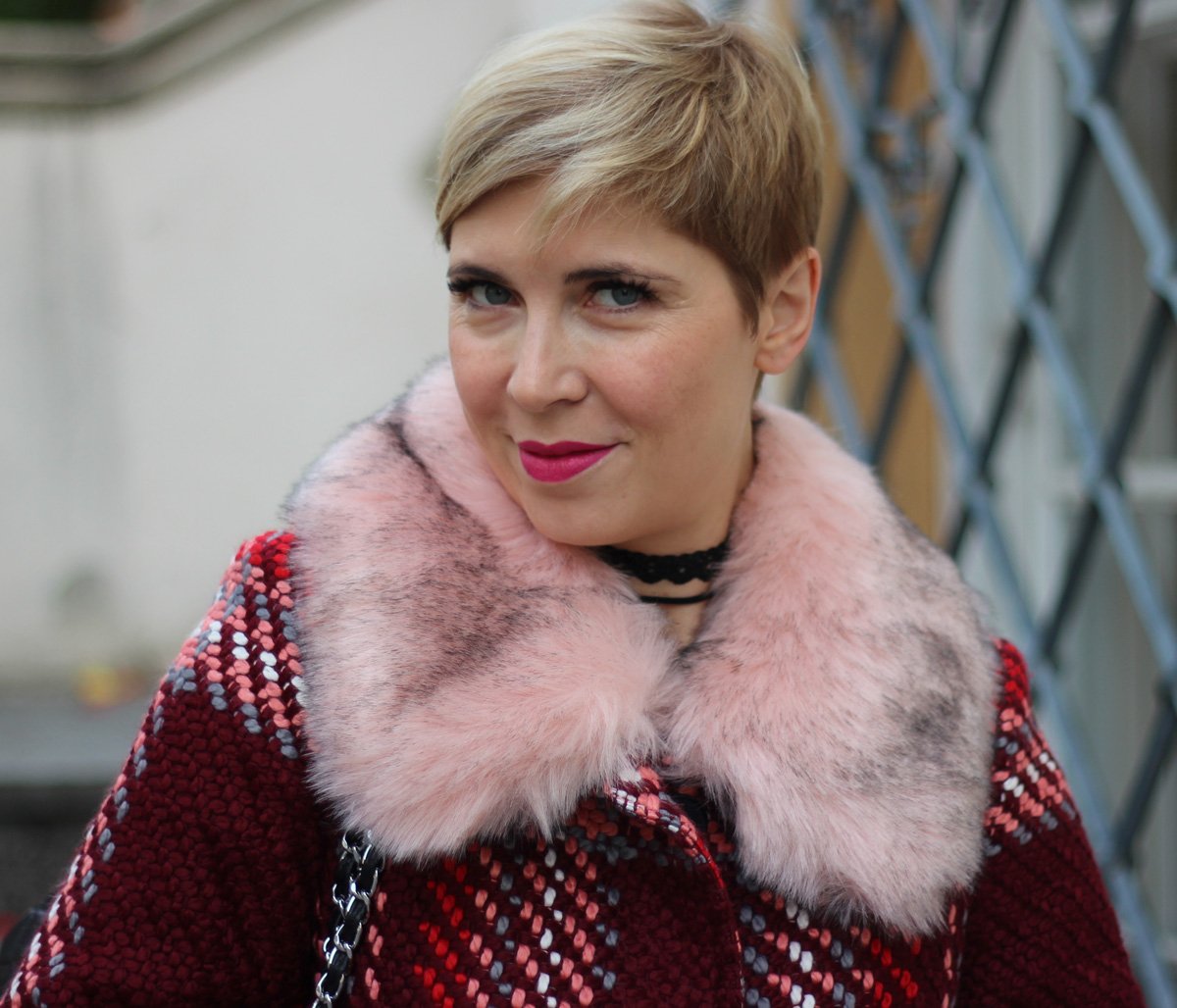 Herbstlook mit WENZ, kräftige Farben, Mantel, Fake fur Kragen, Rottöne