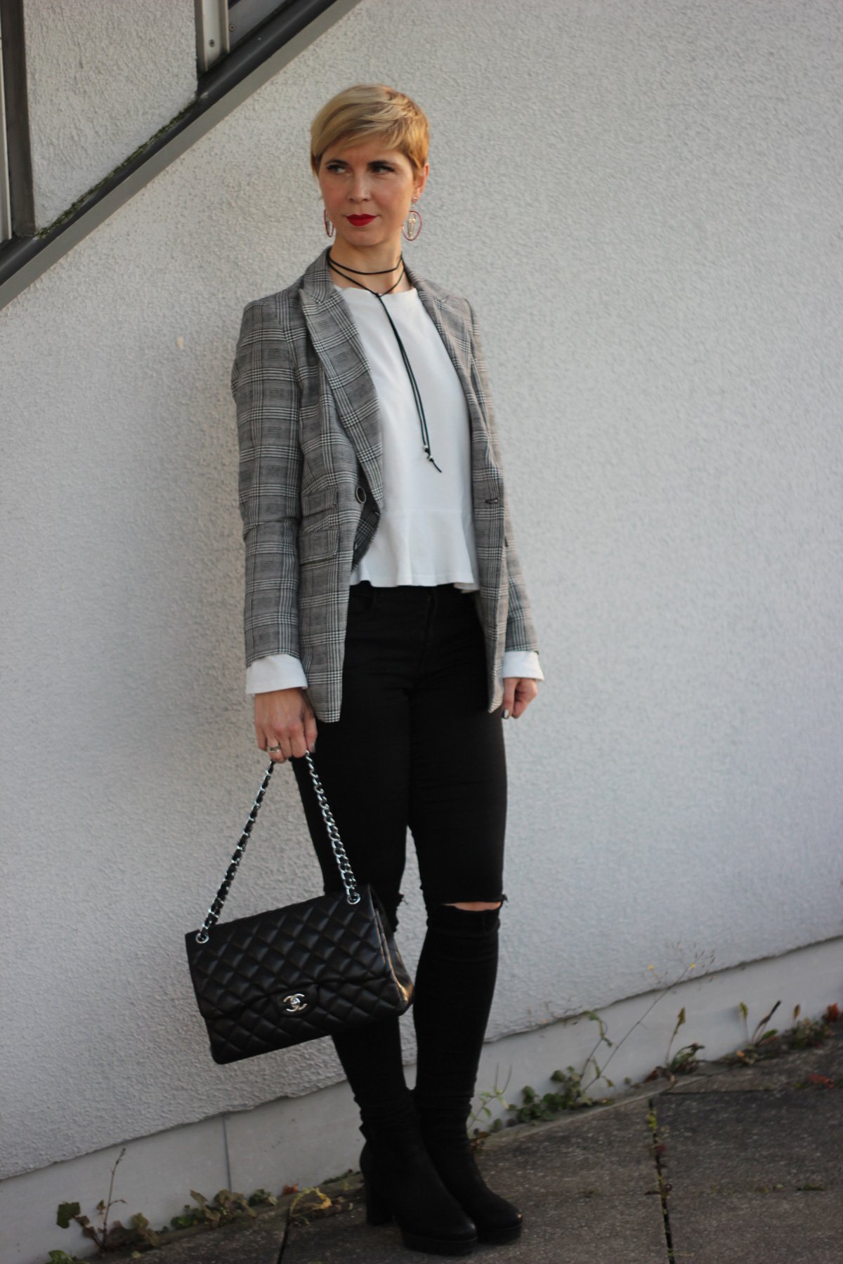 Glencheck-Blazer, Statementärmel, Choker, Herbstlook 2017, destroyed Denim,