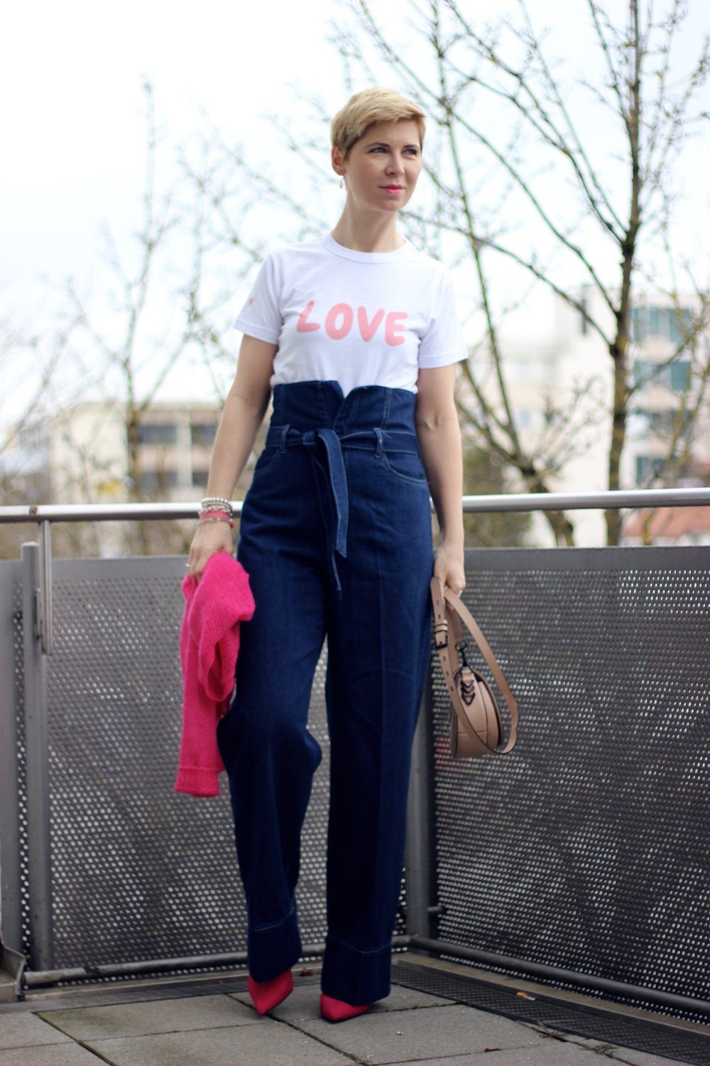 Conny Doll Lifestyle: Love Shirt, Gewinnspiel: Paperbaghose, Sockenstiefeletten, Cardigan, pink, blau