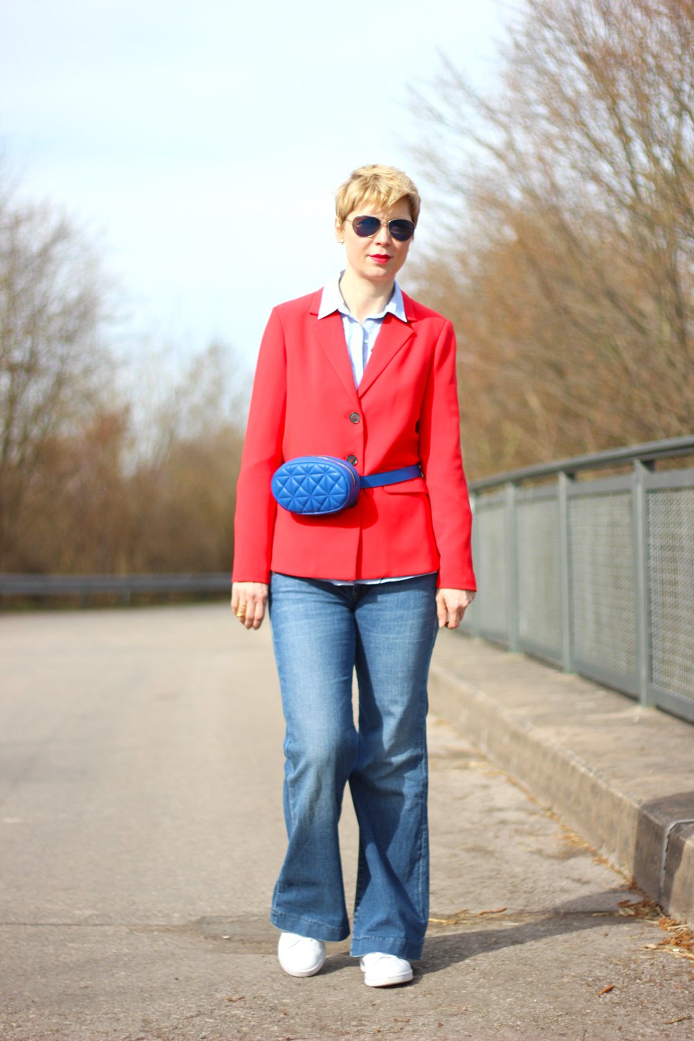 Conny Doll Lifestyle: Blazer, Wie trage ich eine Gürteltasche, Tragevarianten, Flaredleg Denim, Rot, Blau, Sneaker,